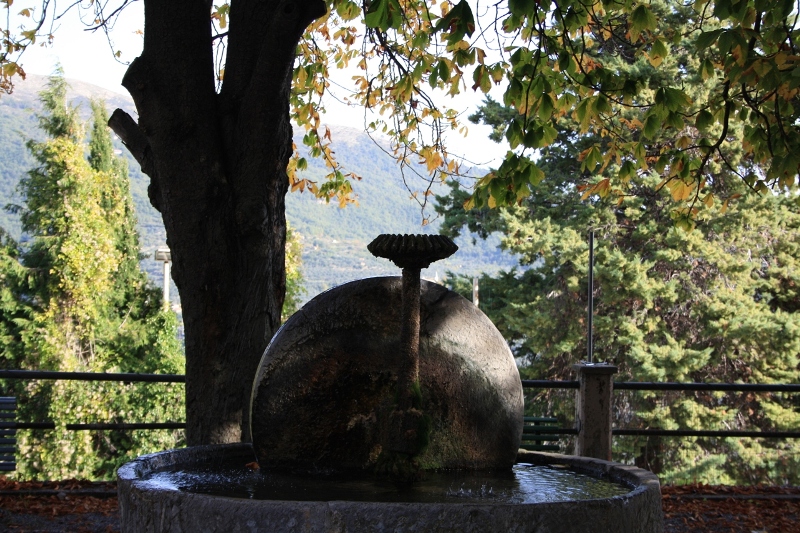 fontana con vecchia ruota.JPG